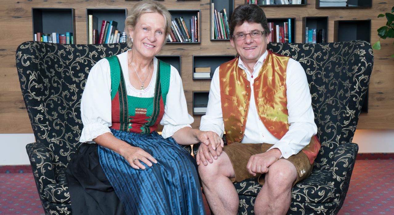 00_Siegrun__amp__Gustl_2 Frau und Herr Pulverer angezogen in Tracht, lächeln in die Kamera