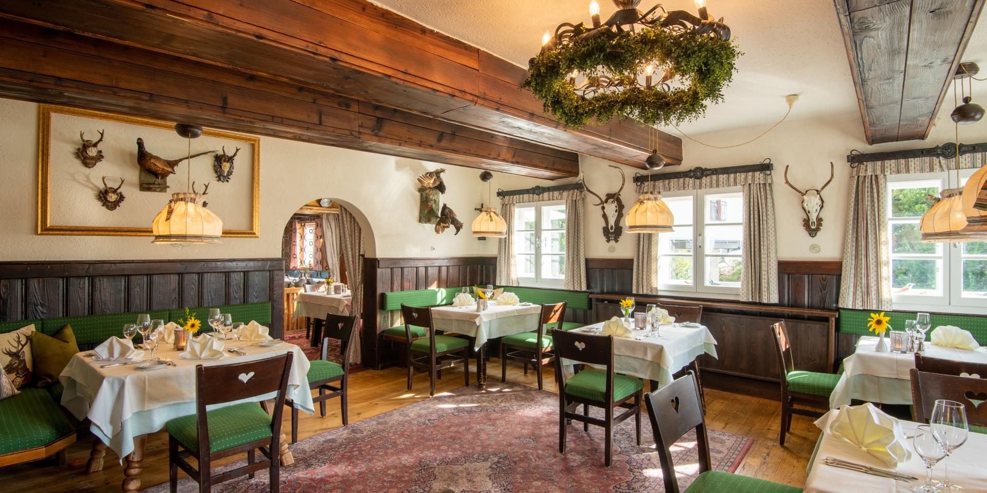 MW8_2871-HDR Der Blick auf das Restaurant Loystub'n, die Eventlocation in Kärnten, mit grünen Sitzmöbeln im Retrostil