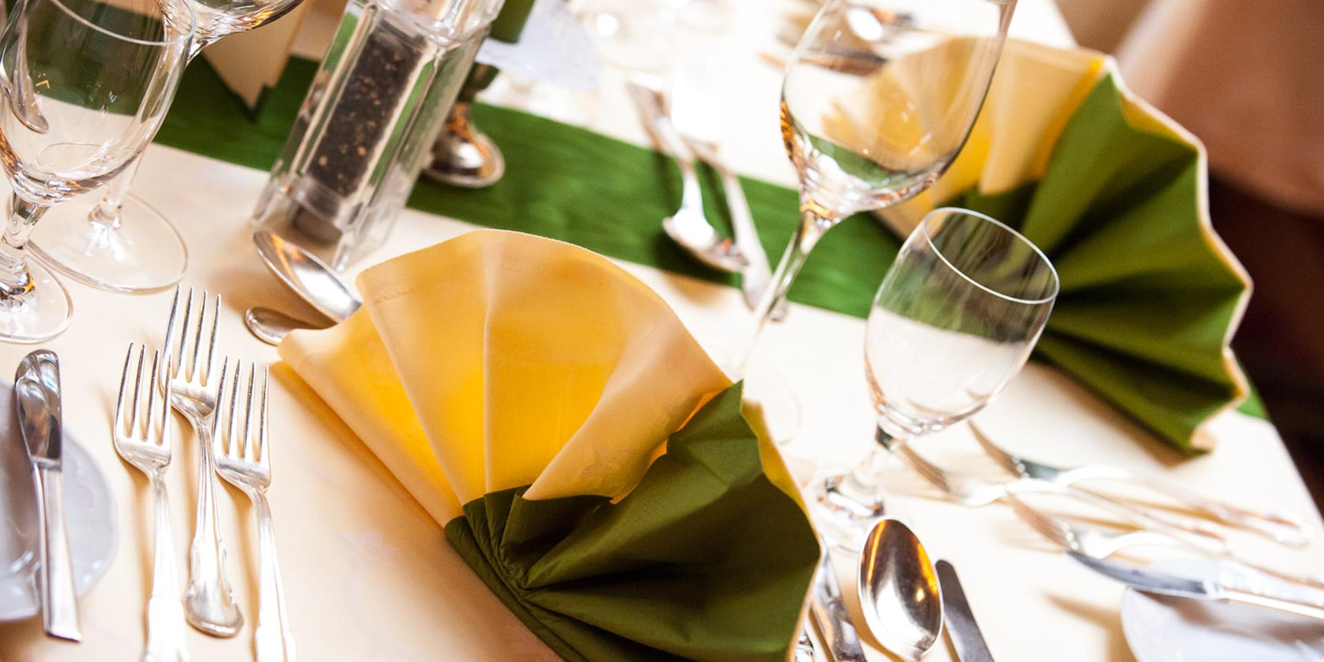 19_DSC_6916-1600 Serviette gefaltet auf einem gedeckten Tisch