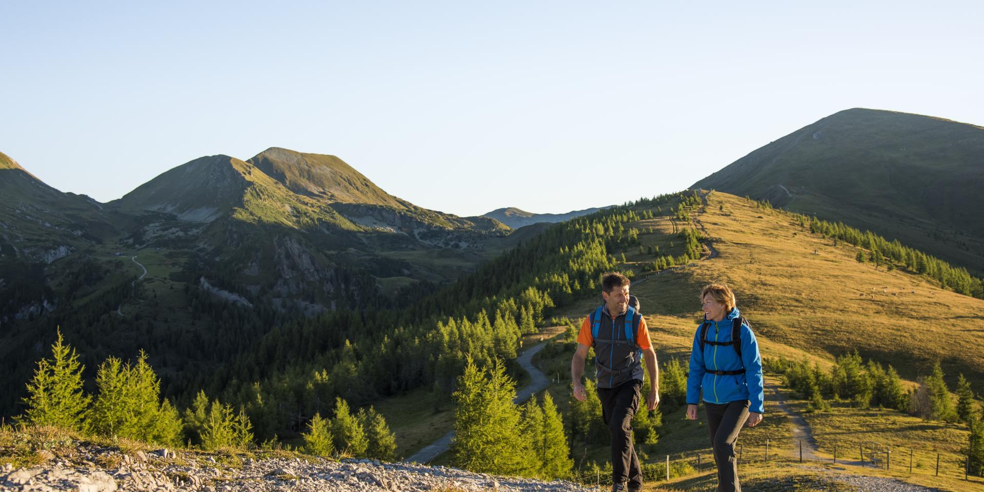 wandern_bad_kleinkirchheim-original_(f)_Franz-Gerdl_(c)_Kaernten-Werbung_62346ab0-411a-451d-9c76-b287cddb1092 Ein Mann und eine Frau wandern während ihres Sommerurlaubs in Kärnten