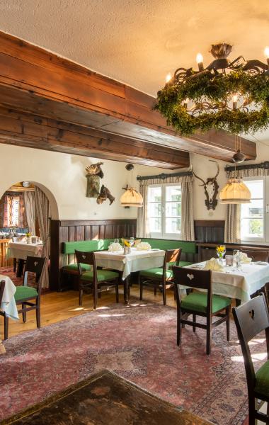 MW8_2871-HDR Der Blick auf das Restaurant Loystub'n, die Eventlocation in Kärnten, mit grünen Sitzmöbeln im Retrostil