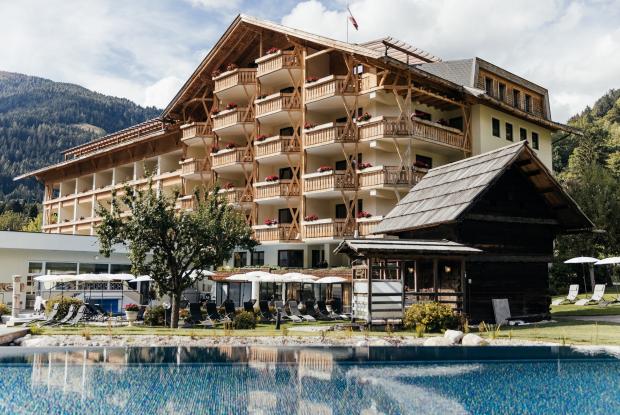 088A7820 Die nahe Außenansicht des Thermenwelt Hotels Pulverer, des 5-Sterne-Hotels in Bad Kleinkirchheim